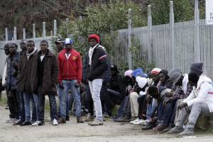 Migranti occupano la strada: "Adesso vogliamo i documenti"