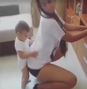 Mamma balla in modo sexy con il figlio e viene accusata di abuso