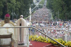 Il Papa ai giovani: "Ascoltare anche chi pensiamo ci farà male"
