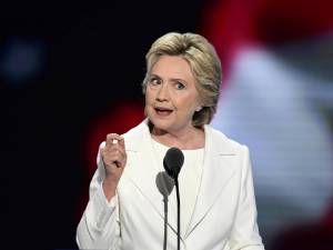 Clinton: "Gli agenti russi hanno rubato le mail dei democratici"
