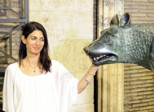 Roma sprofonda tra i rifiuti. E Marino bacchetta la Raggi