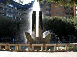 Caldo record e a Brindisi la fontana diventa una piscina