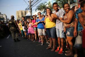 Rio, in attesa della torcia olimpica tra feste e proteste