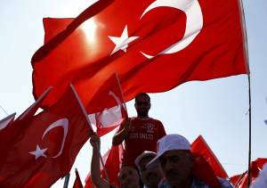 Folla immensa a Istanbul per la manifestazione anti-golpista