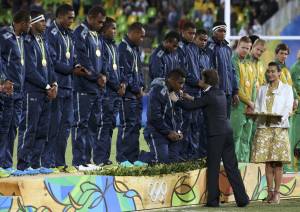 Olimpiadi, oro storico per le isole Fiji: la squadra di rugby in ginocchio sul podio per la principessa Anna