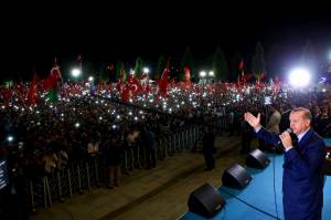 Erdogan parla alla folla radunata davant al palazzo di Ankara