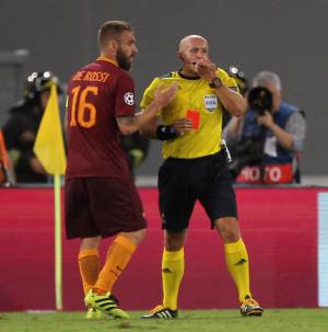 Roma, notte di follia. Ko in casa, due espulsi. Fuori dalla Champions