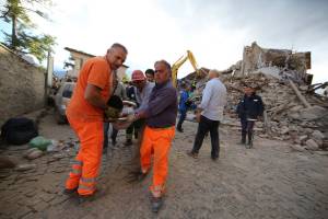 Terremoto, è polemica sui soccorsi: "Sono arrivati in ritardo"