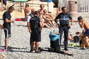 Nizza, donna in burkini obbligata a denudarsi