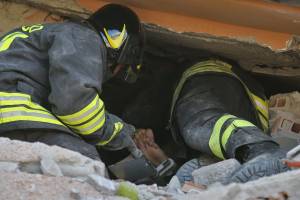 Terremoto, nonna salva i nipotini facendoli riparare sotto il letto