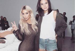 Anche Kim Kardashian senza slip in passerella