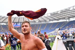 Totti, il Pd alla frutta sul referendum sfrutta pure suoi 40 anni