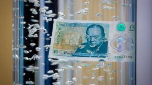 Rivoluzione in Gran Bretagna:  arriva la banconota di plastica