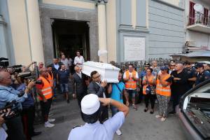 L'ultimo saluto a Tiziana Cantone La madre: "Sacrificio non sia vano"