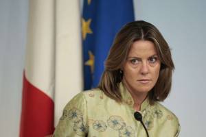 No Vax contestano il ministro Lorenzin: "Assassini"