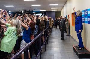 Hillary Clinton, i fan le danno le spalle per farsi un selfie con lei
