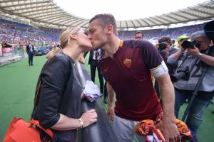 "L'amore per te non passa", gli auguri di Totti per il compleanno di Ilary