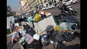 Frigogate colpa di Ama: non ritira rifiuti pesanti e lascia il «lavoro» ai rom