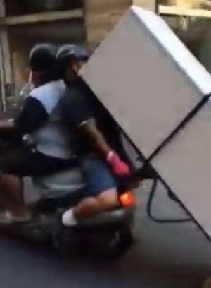 Frigorifero trascinato in scooter. I Verdi tuonano: "Sono degli sconsiderati"