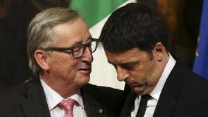 Senza più Obama a proteggerlo, ora il governo Renzi applaude Juncker