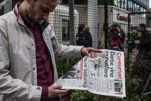 Protesta davanti alla sede di Cumhuriyet