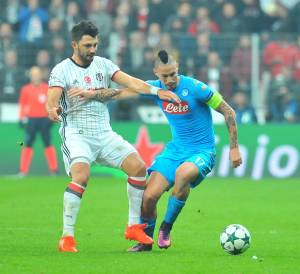 Quaresma spaventa il Napoli, Hamsik riprende il Besiktas: finisce 1-1