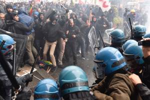 Firenze, scontri con la polizia. Violenza degli anti Leopolda