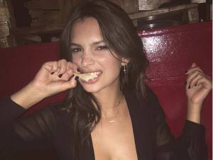 Emily Ratajkowski nuda contro il neopresidente Donald Trump