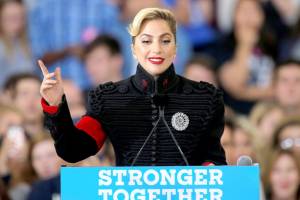 Lady Gaga "nazista" durante l'ultimo comizio di Hillary Clinton