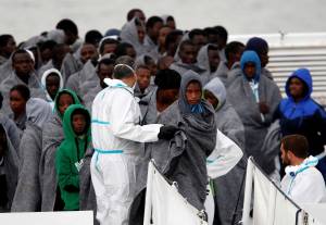 Calano gli arrivi di immigrati in Europa. Ma aumentano gli sbarchi in Italia