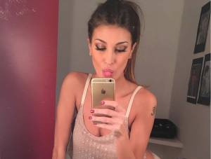 Cristina Buccino in intimo per un selfie hot