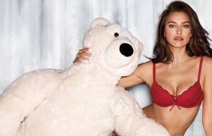 Irina Shayk hot per gli auguri di Natale