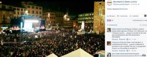 Il M5S posta la piazza di Torino, in realtà è quella di Firenze per il Sì