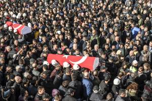 I curdi pagano per l'attentato: centinaia di arresti nel loro partito