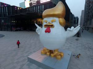 Un gallo che ricorda Trump. La statua cinese fa ridere i social