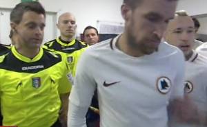 Il peto di Daniele De Rossi nel tunnel degli spogliatoi