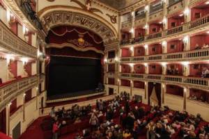 A Napoli c'è chi abita a teatro e paga pure l'affitto al Comune