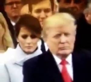 Trump le dice qualcosa, Melania non sorride più. E il video diventa virale