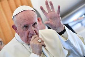 Il Papa benedice in spagnolo il Super Bowl dell'era Trump 