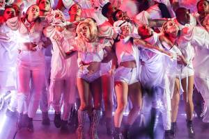 Lady Gaga sexy e glitterata al Super Bowl