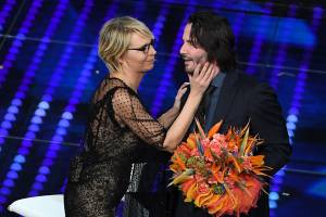 Sanremo 2017, Maria De Filippi e il bacio agli ospiti