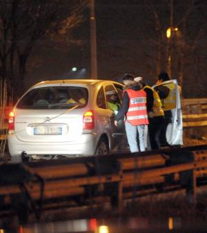 Si getta dall'auto in corsa guidata dal padre: 17enne travolta e uccisa