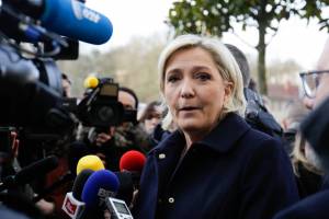 Marine Le Pen vola (non solo nei sondaggi segreti). Attenti alle sorprese...