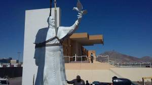 La statua del Papa alla frontiera dove sarà costruito il muro di Trump