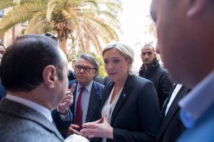 Giornalisti, scrittori e comici hanno creato il Front National 2.0