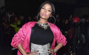 Nicki Minaj fuori di seno alla Paris Fashion Week