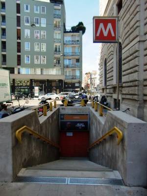 Lancia siringhe contro una donna in metro per rapinarla