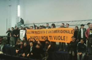 Napoli, sindaco e violenti imbavagliano Salvini