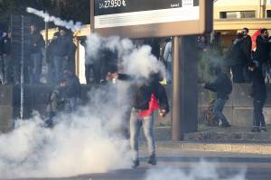 Napoli ostaggio dei teppisti rossi Per fermare Salvini devastano la città