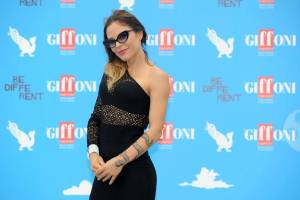 Naike Rivelli topless e tacchi alti